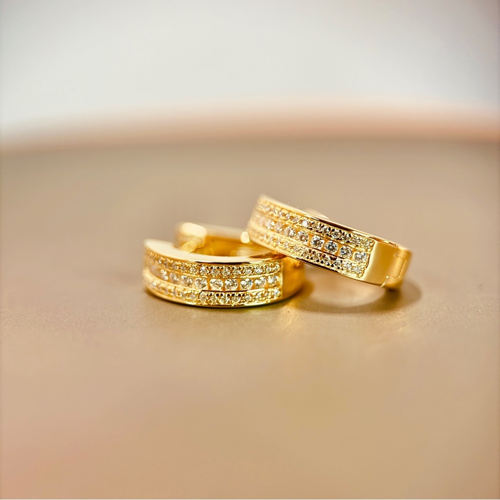 S925 in 18K Gold Plating Huggies Hoop Earrings 0.37ctw Moissanite - Picture 4 of 7